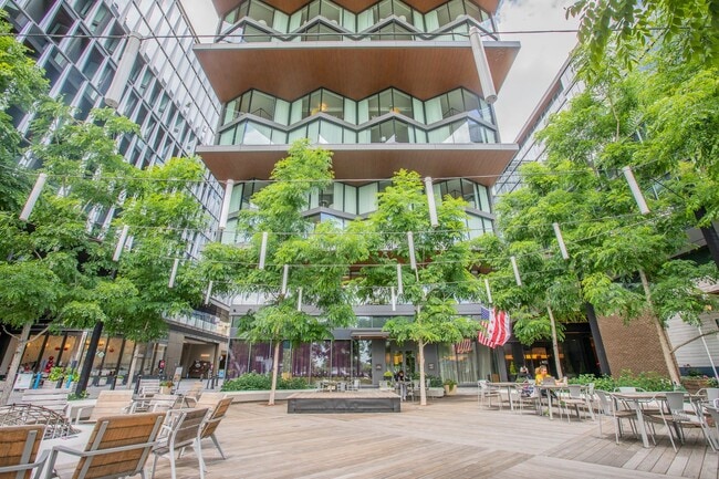 Building Photo - Luxurious 1 BR/1.5 BA Condo in Southwest W...