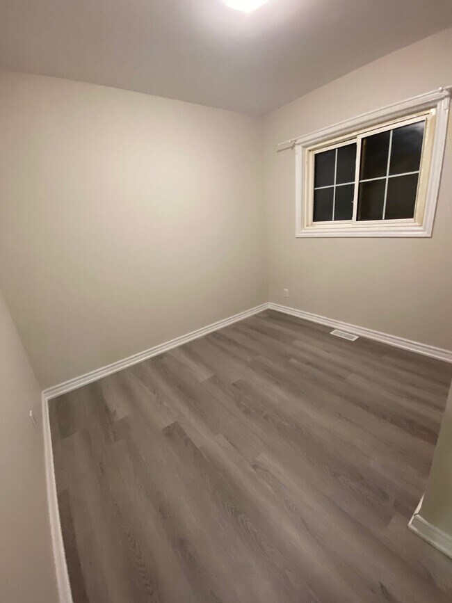 Building Photo - 35 Amberley Dr
