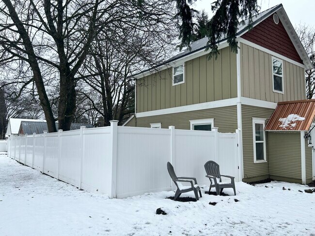 Corner Lot, with extra parking along fence line - 1070 N 1st St
