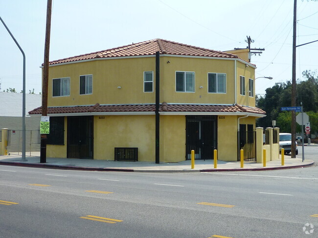 Building Photo - 8235 San Fernando Rd