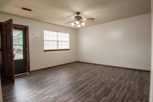 Building Photo - 2 Bedroom 1 Bath apartment for rent in Cof...