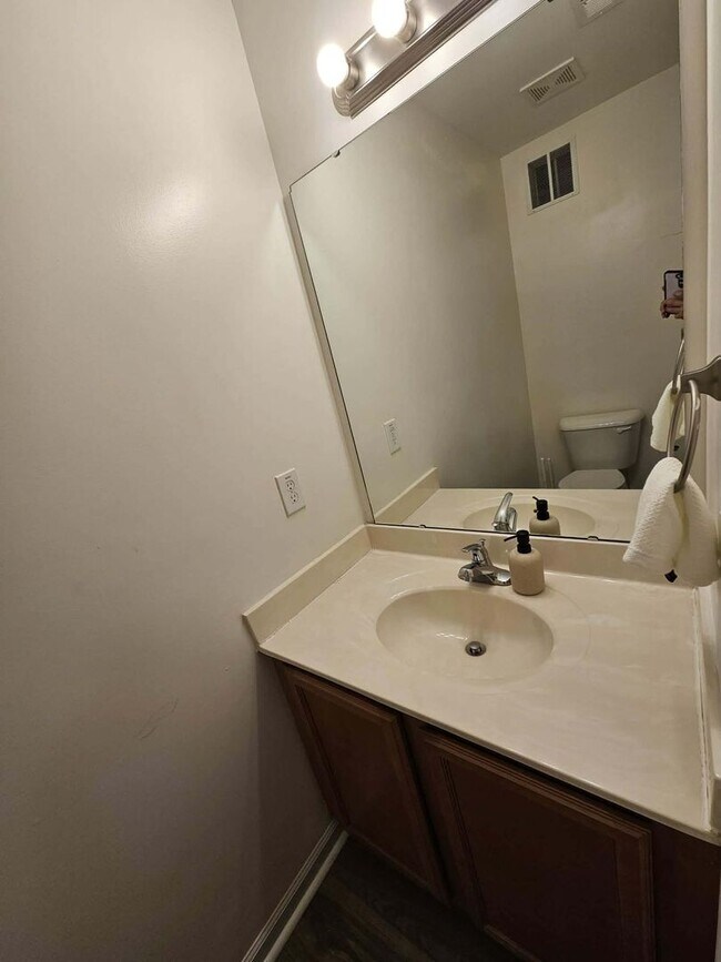 Building Photo - 2 Bedroom Townhome Off Of Gum Branch Rd