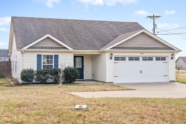 Building Photo - RANCH with huge, fenced yard on a corner lot!! Minutes to Fort Campbell, I-24, Clarksville, and a...