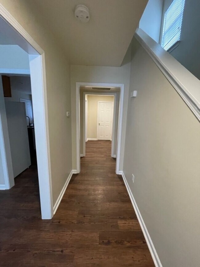 Foto del edificio - Beautifull 4 bedroom 2.5 bath townhouse wi...