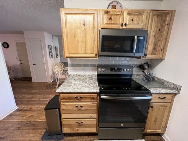Building Photo - FURNISHED 2 BEDROOM/2 BATH UNIT 2ND FLOOR