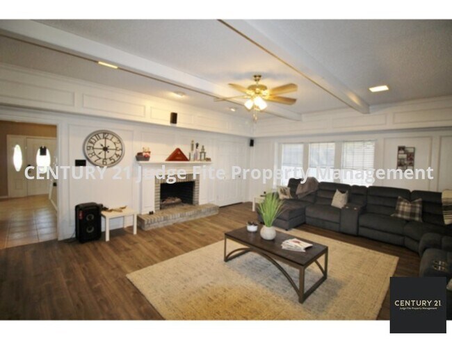 Building Photo - Updated 2-Story 3/3/2 in Duncanville For R...