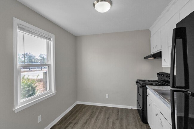Building Photo - Comfort meets convenience- 2 Bedroom apartment in Columbia ($200.00 First months rent )