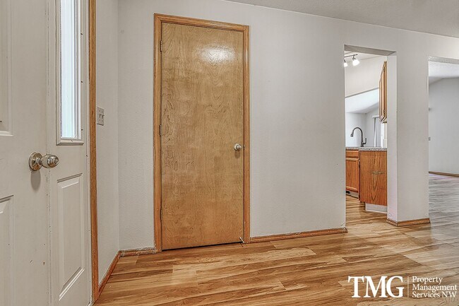 Building Photo - Great 3BD Ranch - Updated from the inside ...