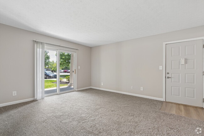 1BR, 1BA - 878SF - Living Room - Brookridge Village Apartments