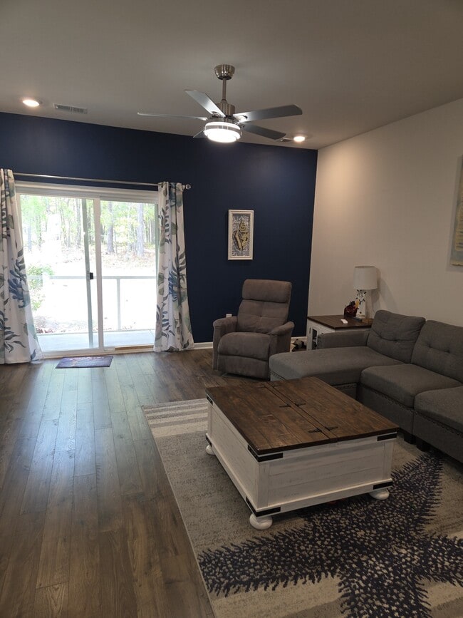 Foto del edificio - 3402 Bells Lk Cir