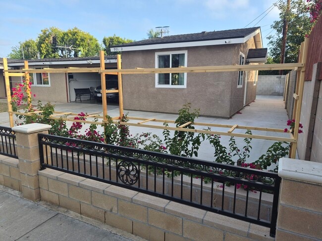 Access Unit 2 - 901 E Occidental St (Santa Ana, CA) House