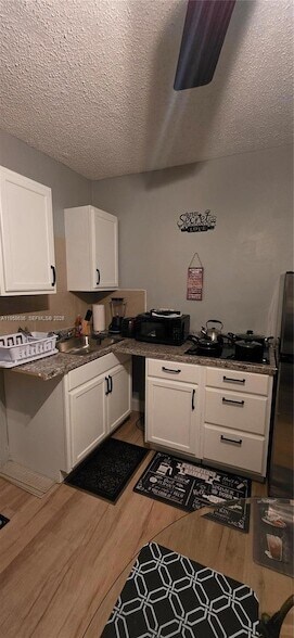 Building Photo - 2648 Bahama Dr