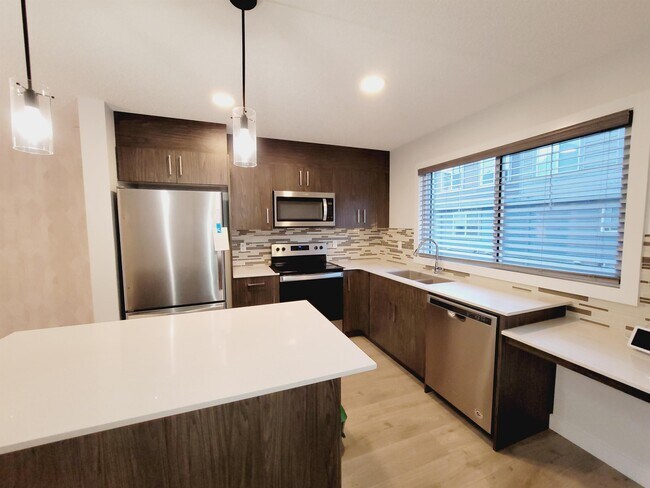 Photo du bâtiment - 3025-3151 151 Avenue Northwest