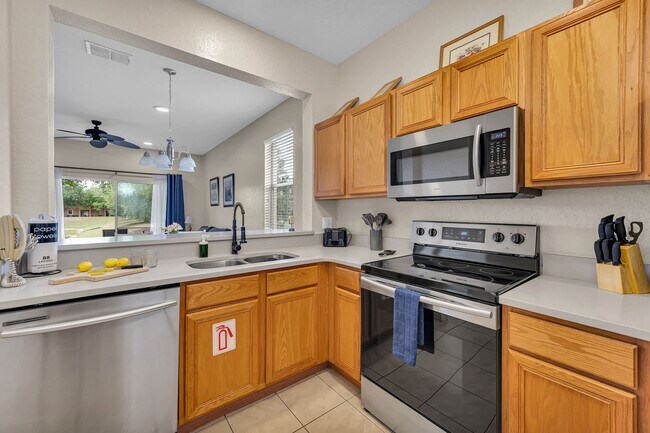 Building Photo - 557 Miramar Ave