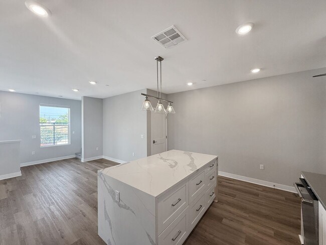 Foto del edificio - Stunning 3B/2.5BA Townhome in Oceanside fo...