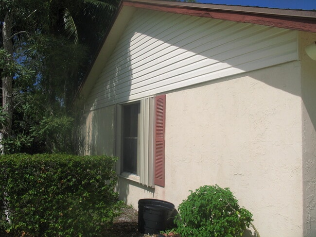 Building Photo - 9356 Roan Ln