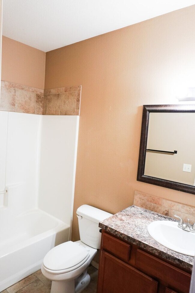 Foto del edificio - 3-Bed Duplex w Garage + Fenced Yard + Balc...