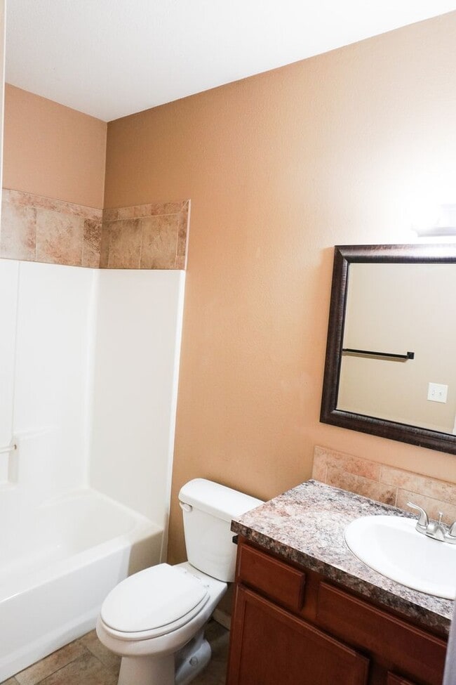 Foto del edificio - 3-Bed Duplex w Garage + Fenced Yard + Balcony