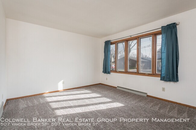 Building Photo - 507 Vandenbroek St
