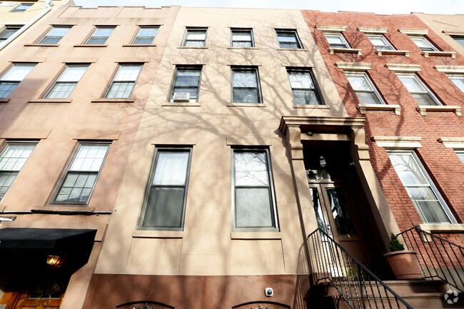 Building Photo - 568 Henry St