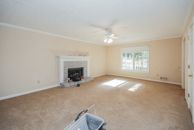 Foto del edificio - 175 Meadowbrook Dr