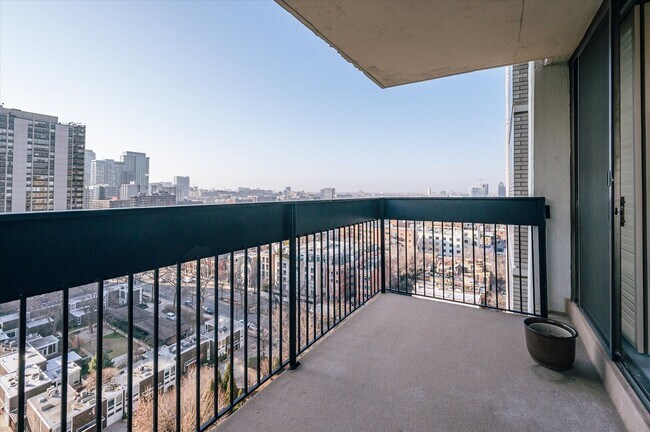 Foto del edificio - 1460 N Sandburg Terrace