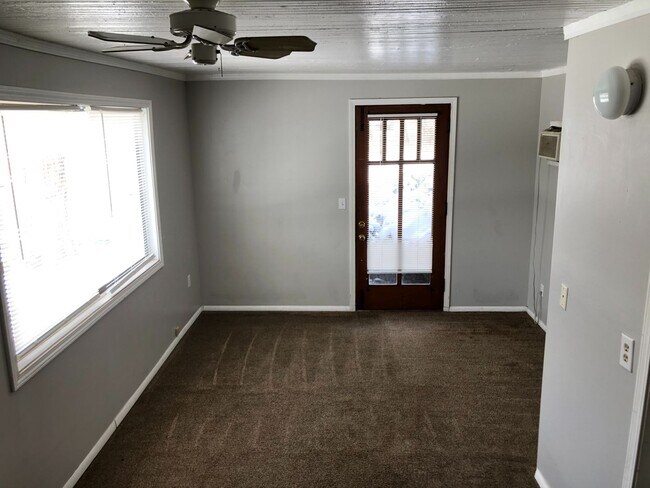 Foto del edificio - 2 bedrooms with sunroom, 1 bath , spacious...