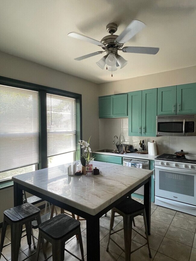 Building Photo - Charming 2BR Duplex in Chicago