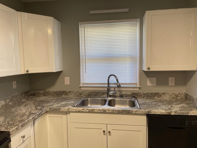 Building Photo - 210 Eaglewood Ct
