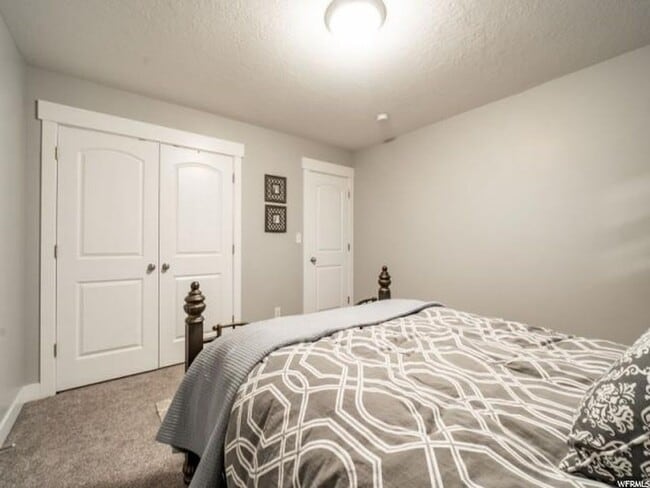Building Photo - 132 W Silver Springs Dr