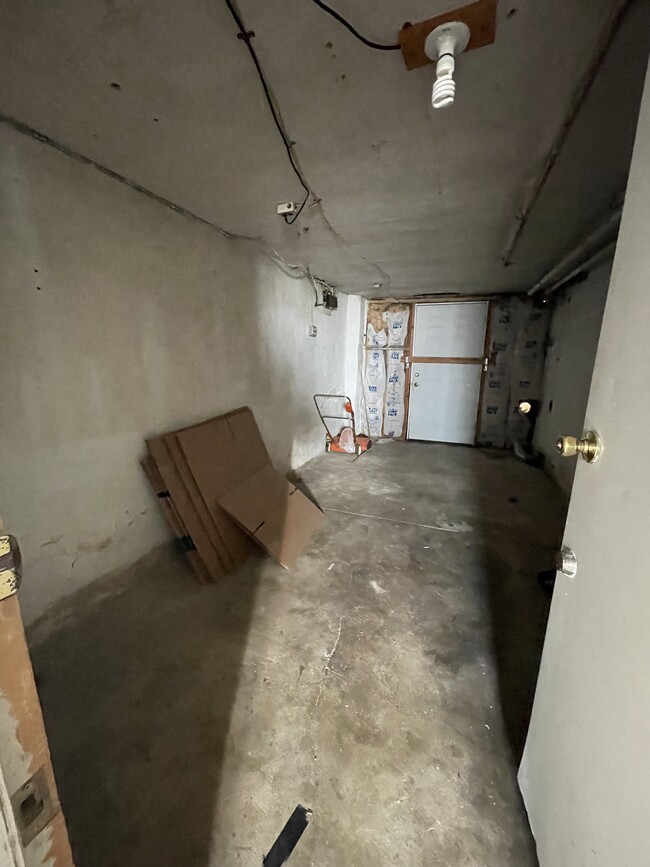 Building Photo - 3317 Sheffield Ave