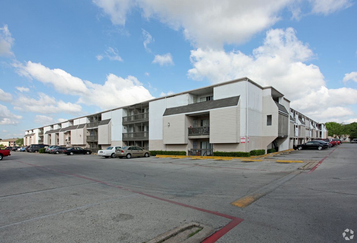 Primary Photo - Harvey's Racquet Club Apartments