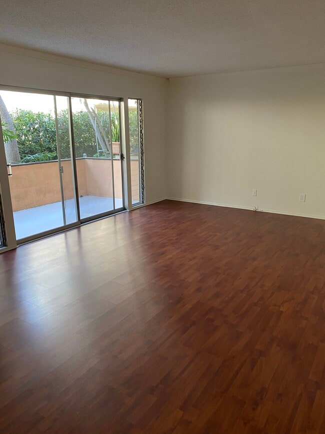 LR/Patio - 943 19th St