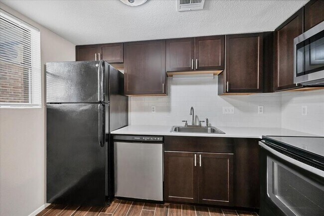 Foto del edificio - 2500 Burleson Rd