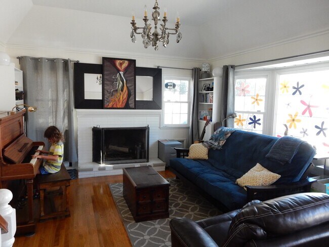 Living room with fire place and venetian chandelier - 2555 Colby Ave