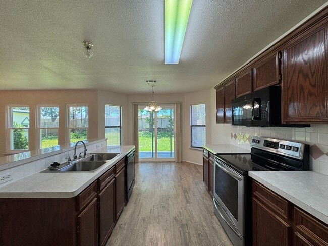 Building Photo - 1204 Bristol Dr