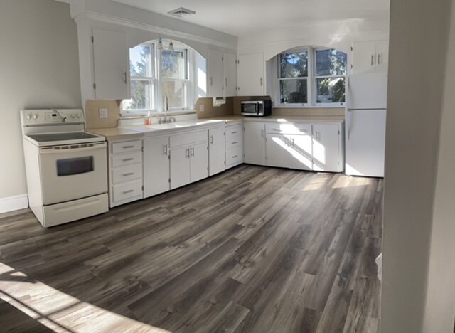 Piso nuevo, espacio para una mesa o pequeña isla. - 1240 Manor St