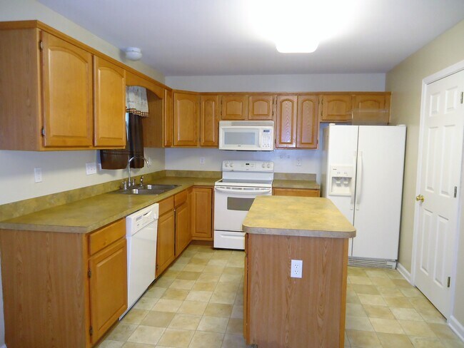Foto del edificio - 2051 Stoneleigh Dr