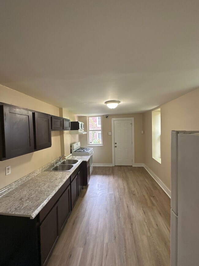 Foto del edificio - Spacious 4-bedroom uptown Harrisburg