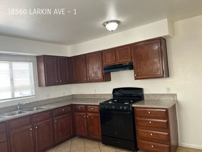 Foto del edificio - 2BD/ 2BTH FIRST FLOOR APARTMENT EAST PALMDALE