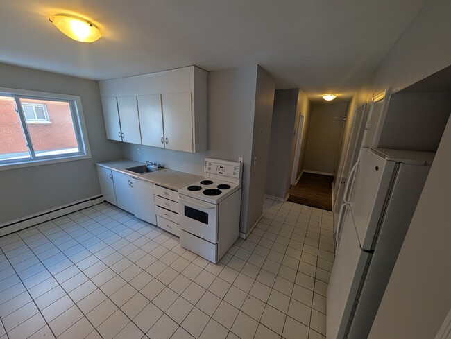 Building Photo - Spacious 1 Bed Unit - Rent March 1