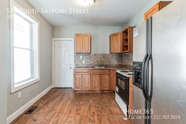 Building Photo - Stunning 3 Bedroom 1 Bathroom Home - Looki...