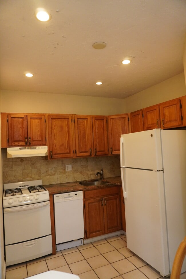 Building Photo - 244 Kelton St