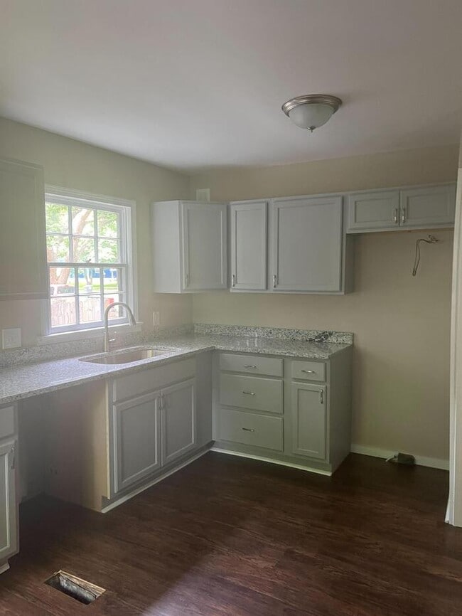 Building Photo - 937 Sunset Dr