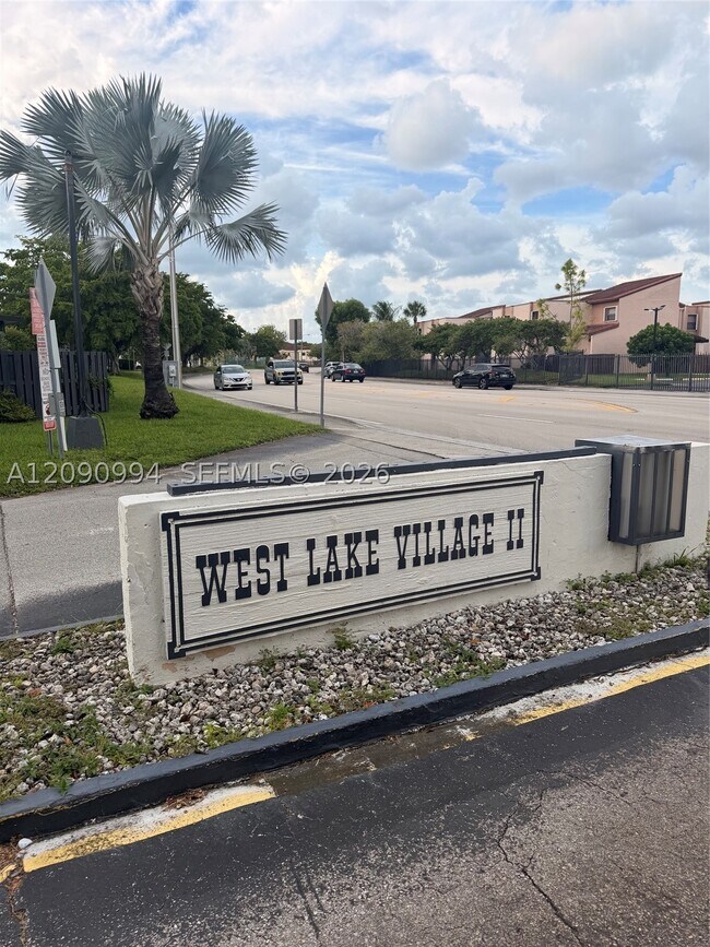 Building Photo - 460 W Park Dr