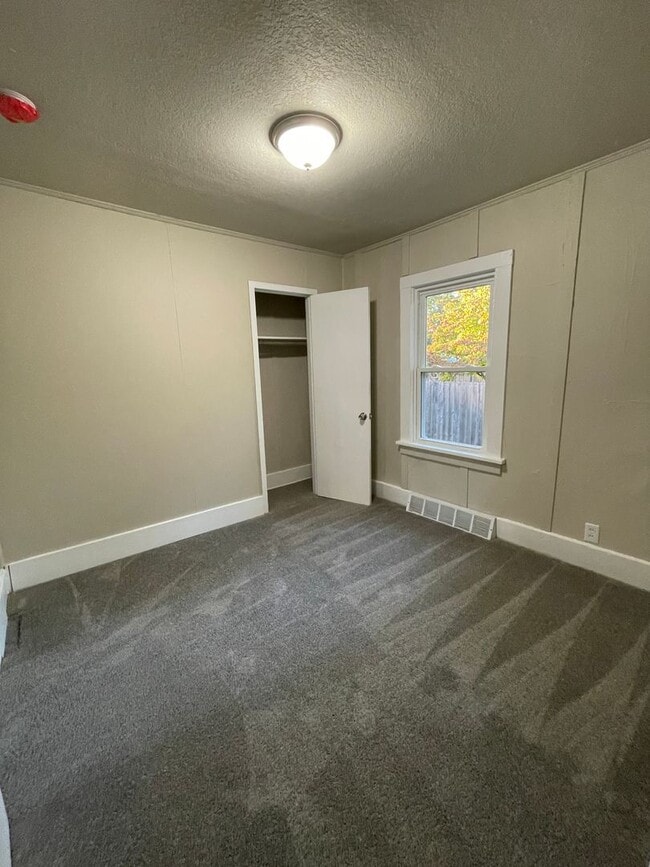 Building Photo - 2 Bedroom/ 1 Bath Home!