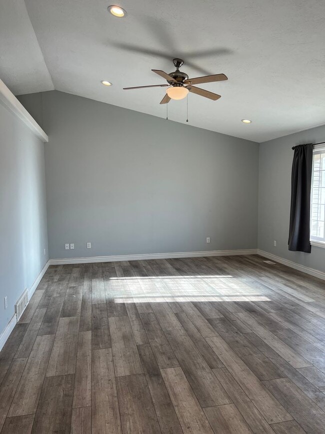 Foto del edificio - THIS IS A LEASE TAKEOVER - PLEASE CONTACT ...