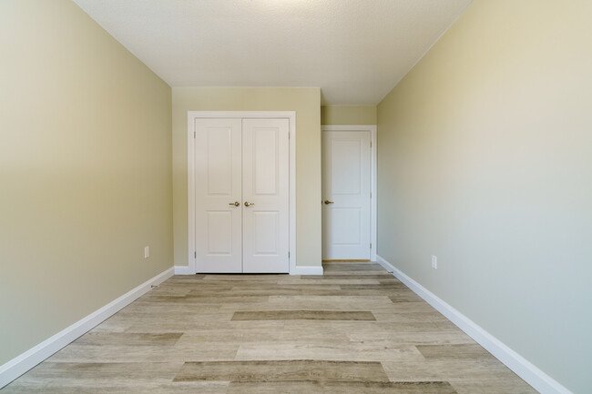 Building Photo - Townhouses at 889 Chestnut Crescent