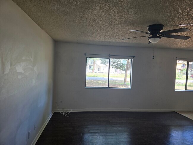 Sala de estar - 4111 Tree Ridge Ln NE