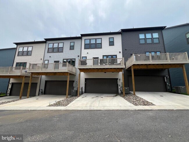Building Photo - 236 Mainstream Dr